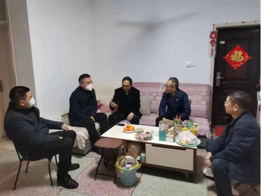 市產業集團2023年春節前夕走訪慰問困難黨員和老黨員老干部477.png